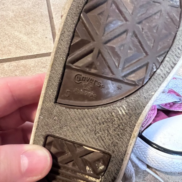 Pink converse - Picture 2 of 2